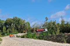 Le camion suit le plan de circulation interne pour se rendre dans la zone déchargement