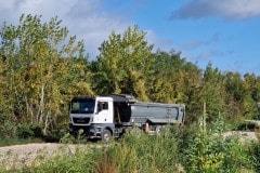 Arrivée des apports de terres, sur le site de Coubert