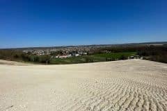 Ces habitats favoriseront le développement d’insectes et d’oiseaux appréciant les milieux secs et ensoleillés.