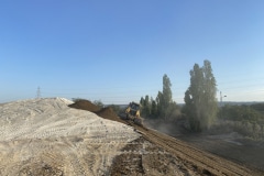 Finalisation de la mise en place du substrat fertile pour ensuite planter les arbres sur les talus Finalisation de la mise en place du substrat fertile pour ensuite planter les arbres sur les talus