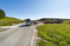 Des navettes sont à disposition pour rejoindre le point d'accueil au sommet de la colline Des navettes sont à disposition pour rejoindre le point d'accueil au sommet de la colline