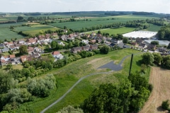 des gradins végétalisés et un chemin de promenade qui offre une vue sur la vallée de la Lawe.