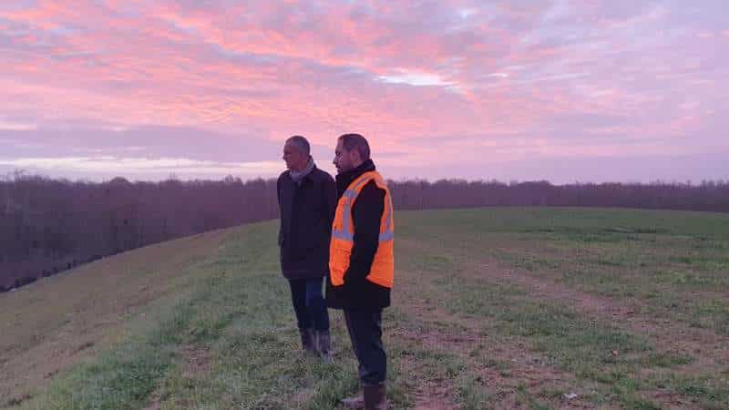 Contemplation du renouveau agricole et écologique en attendant l'ouverture de l'inauguration
