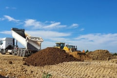 Déchargement des camions au niveau de la zone de production