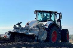 Mélange des matériaux sélectionnés et du compost par malaxage.